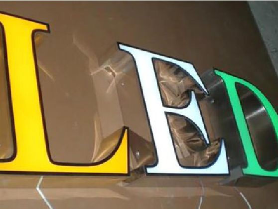 双峰介绍LED招牌的基础知识。
